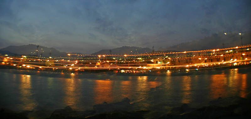 Imperia, Nachts, von der Mole
Canon EOS 300D
10 Sek. Belichtungszeit bei f/5.6