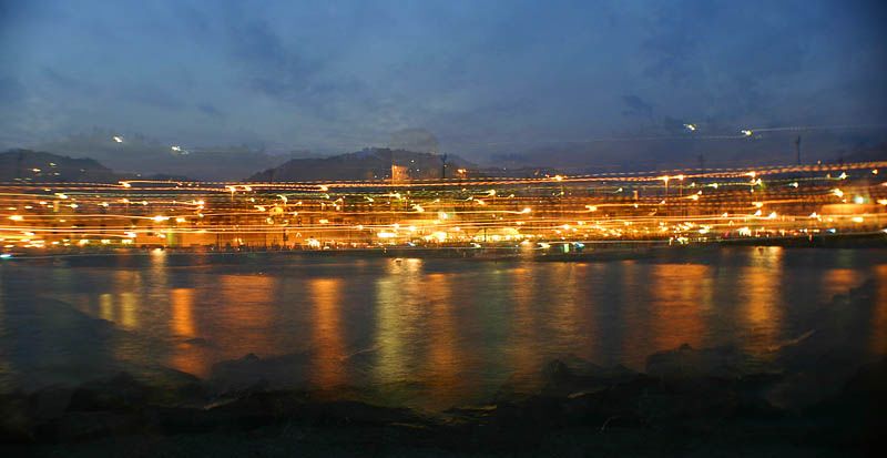Imperia, Nachts, von der Mole
Canon EOS 300D
20 Sek. Belichtungszeit bei f/5.6