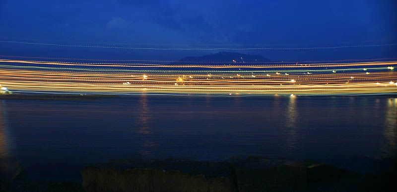 Imperia, Nachts, von der Mole
Canon EOS 300D
30 Sek. Belichtungszeit bei f/5.6