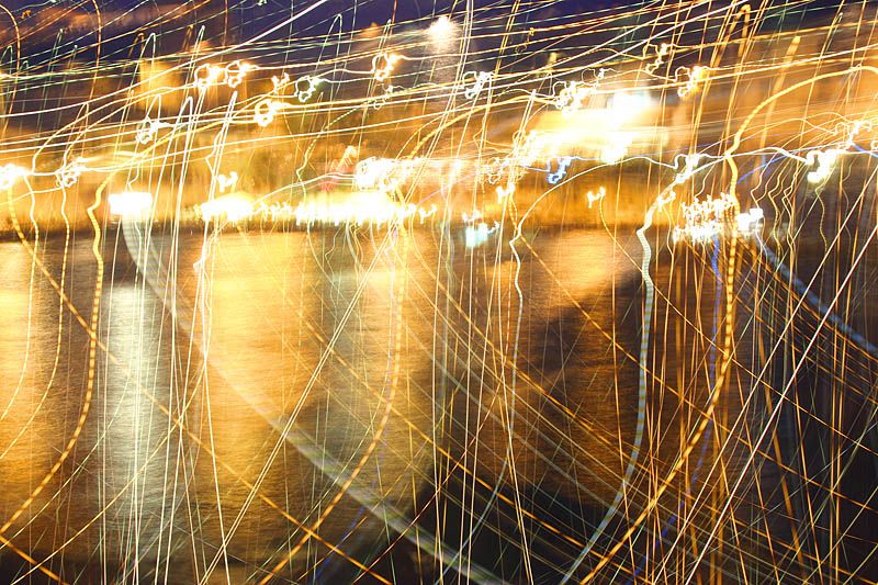 Imperia, Nachts, von der Mole
Canon EOS 300D
25 Sek. Belichtungszeit bei f/5.6