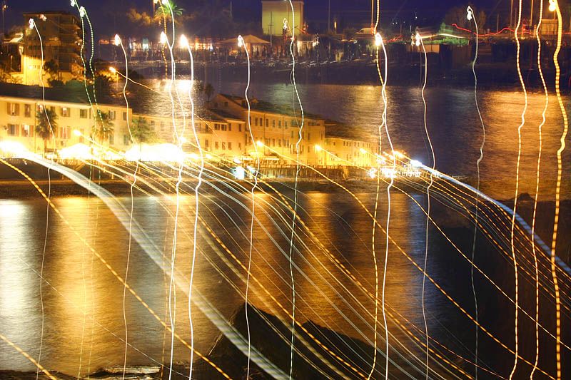 Imperia, Nachts, von der Mole
Canon EOS 300D
25 Sek. Belichtungszeit bei f/5.6
