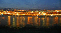 Imperia, Nachts, von der Mole
Canon EOS 300D
20 Sek. Belichtungszeit bei f/5.6