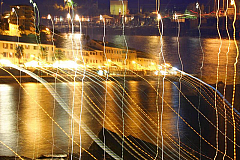 Imperia, Nachts, von der Mole
Canon EOS 300D
25 Sek. Belichtungszeit bei f/5.6